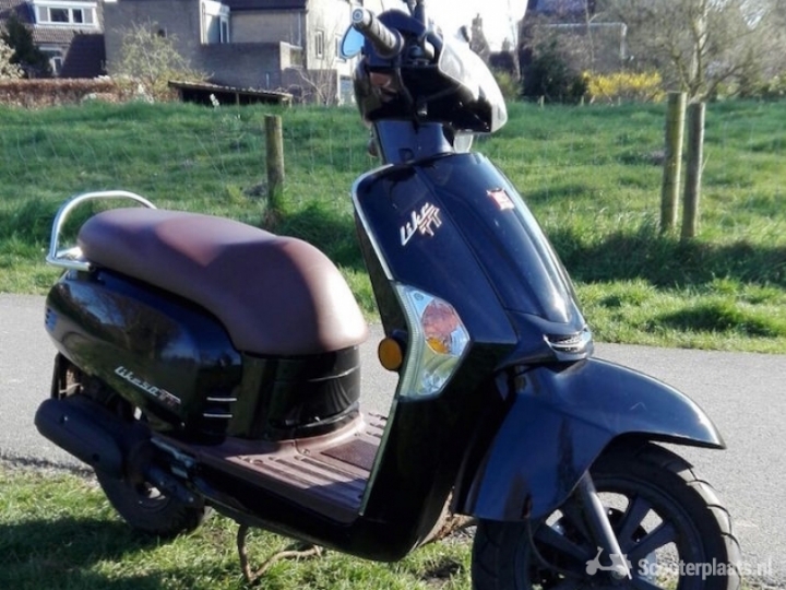 Nette zwarte Kymco Like Retro 50 TT blauw kenteken